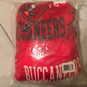 FOCO men’s Tampa Bay Buccaneers adult onesie with drawstring bag. 3XL.